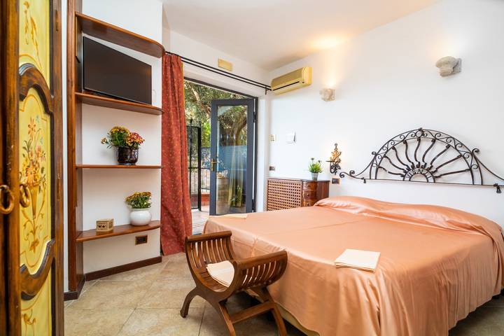 Apartamento inteiro, Apartamento de férias 'Garden Cottage I Dammusi - Ulivo' com vista para a montanha in Castelmola, Messina (província)