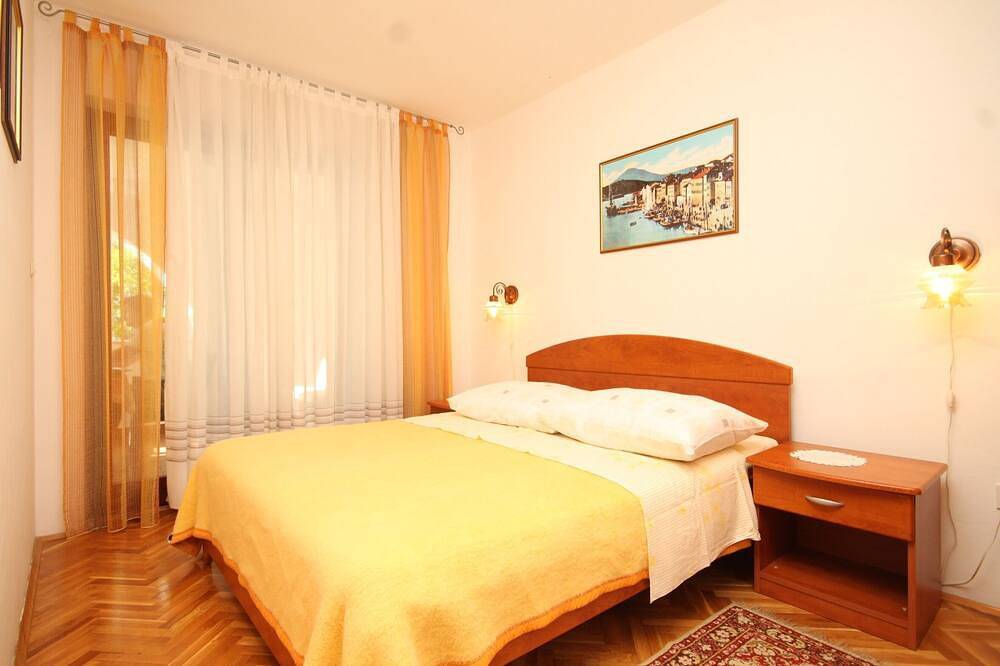 Ganze Wohnung, 2-Zimmer-Ferienwohnung mit Terrasse Mali Losinj, Losinj in Mali Lošinj, Lošinj