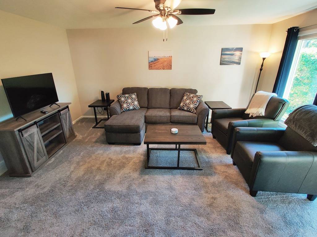 Breezy Paradise | Shared Beach | King Bed | Mentor in Mentor, Lake County (OH)