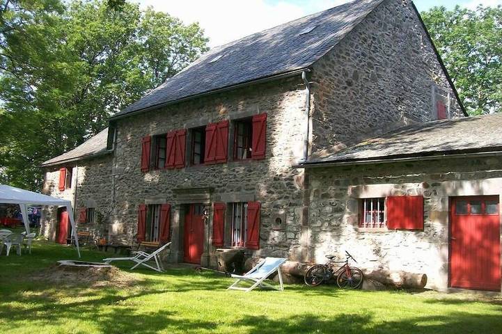 Location de vacances pour 10 personnes, avec Jardin à Égliseneuve-d'Entraigues