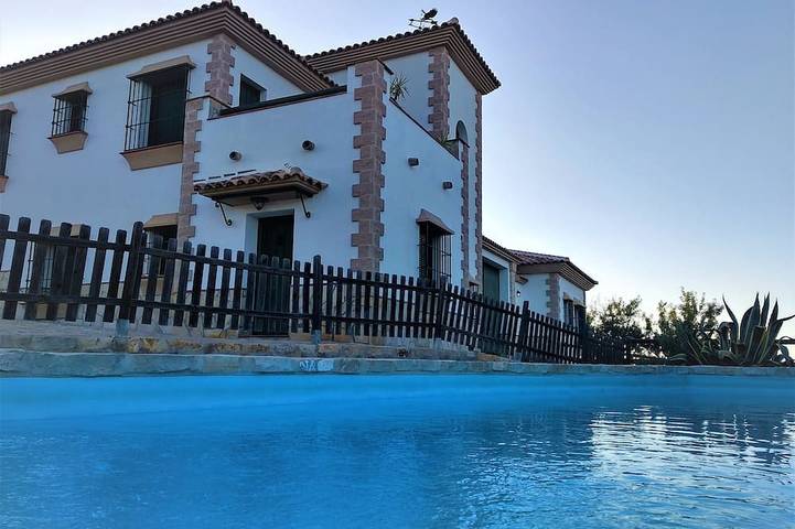Casa rural para 18 personas, con terraza y jardín, Se admiten mascotas en Villanueva de Algaidas