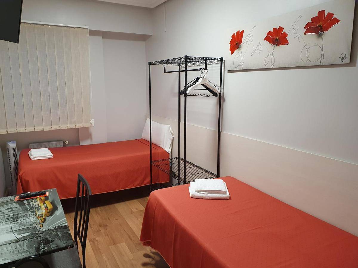 Twin Room with Shared Toilet in Logroño, La Rioja Province