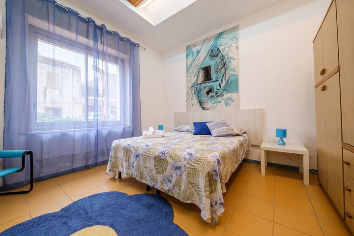 Entire apartment, Holiday Home 'Appartamento Marika' with Private Terrace, Wi-Fi and Air Conditioning in Pace del Mela, Messina Province