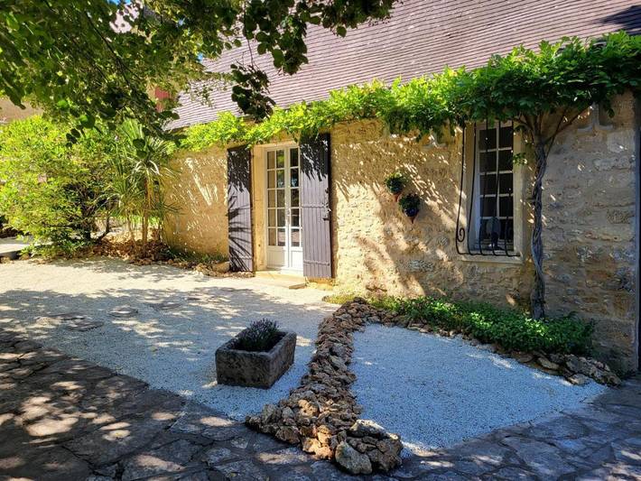 Location de vacances pour 2 personnes, avec jardin ainsi que vue et terrasse à Sainte-Alvère - 2