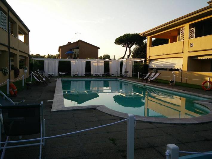 Appartamento per 4 persone, con Balcone e Terrazza nonché Giardino e Piscina a Cinquale