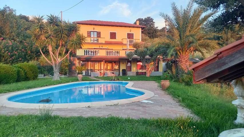 Casa vacanza per 10 persone, con Balcone e Terrazza nonché Giardino e Piscina a Falerna