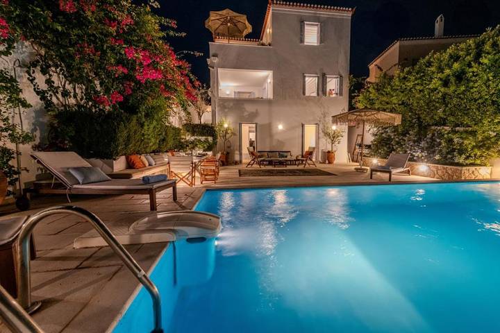 Location de vacances pour 10 personnes, avec Balcon et Terrasse ainsi que Jardin et Piscine dans Spetses