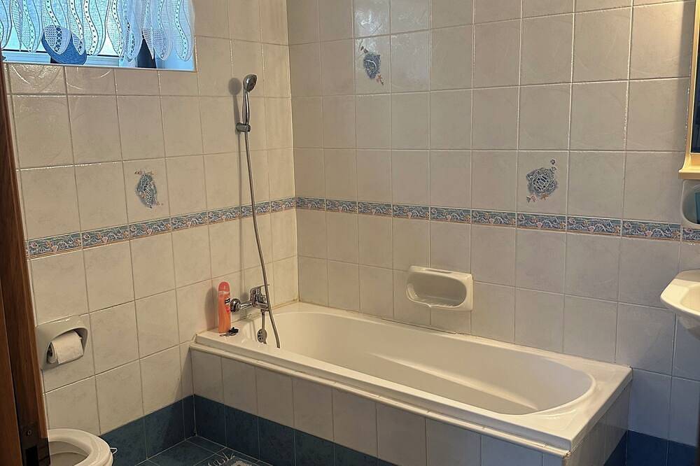 Appartement entier, Magniique appartement-villa avec piscine extérieure et jardin mature. in Naxxar, Île de Malte