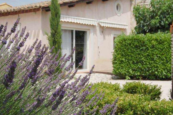 Maison de vacances pour 4 personnes, avec Terrasse et Jardin ainsi que Piscine et Vue à Aramon