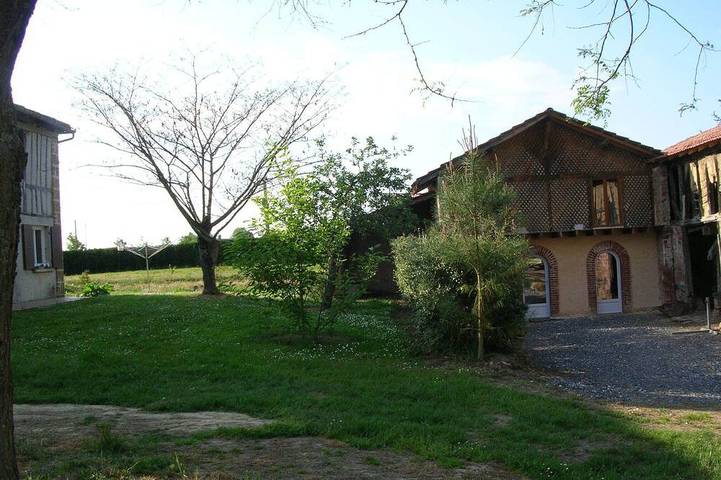 Gîte pour 2 personnes, avec terrasse et jardin à Urgosse