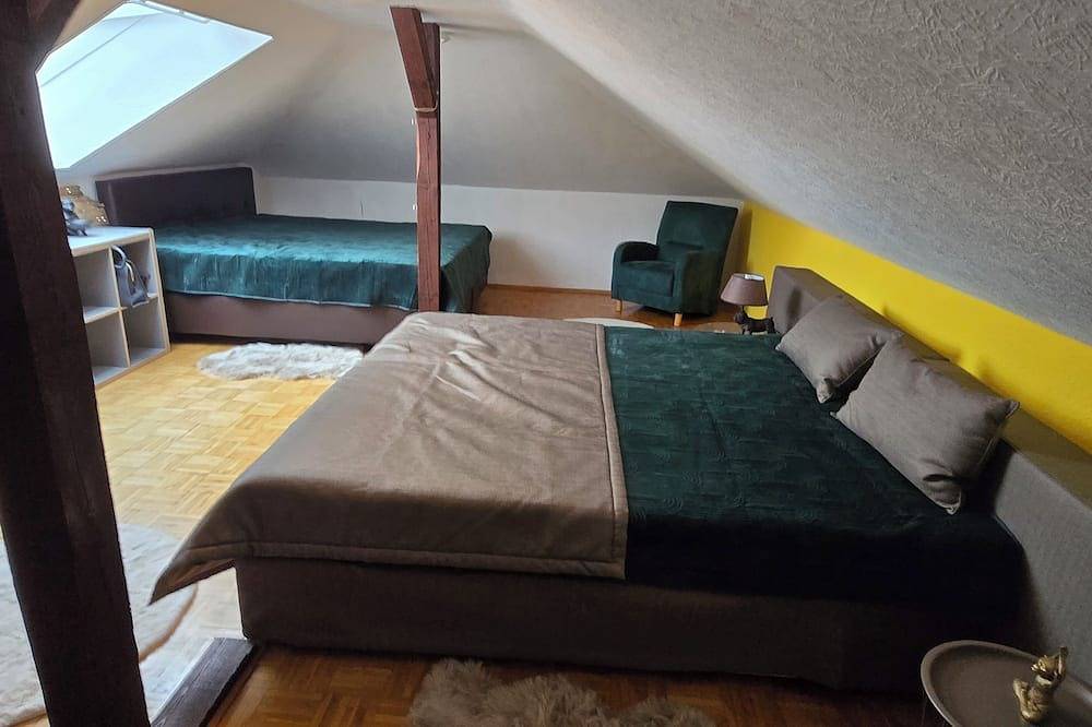 Ganze Wohnung, Gemütliche moderne Dachgeschoss Wohnung nahe Phantasialand, Köln & Erftstadt in Nörvenich, Kreis Düren