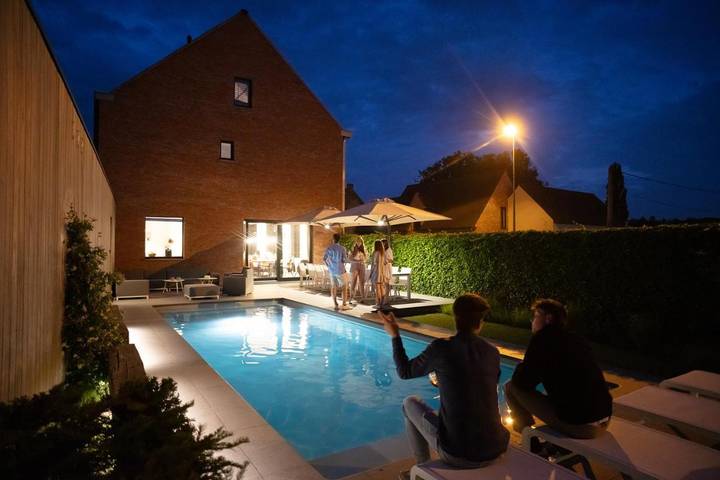 Location de vacances pour 16 personnes, avec Terrasse et Jardin ainsi que Piscine et Sauna dans Roesbrugge-Haringe