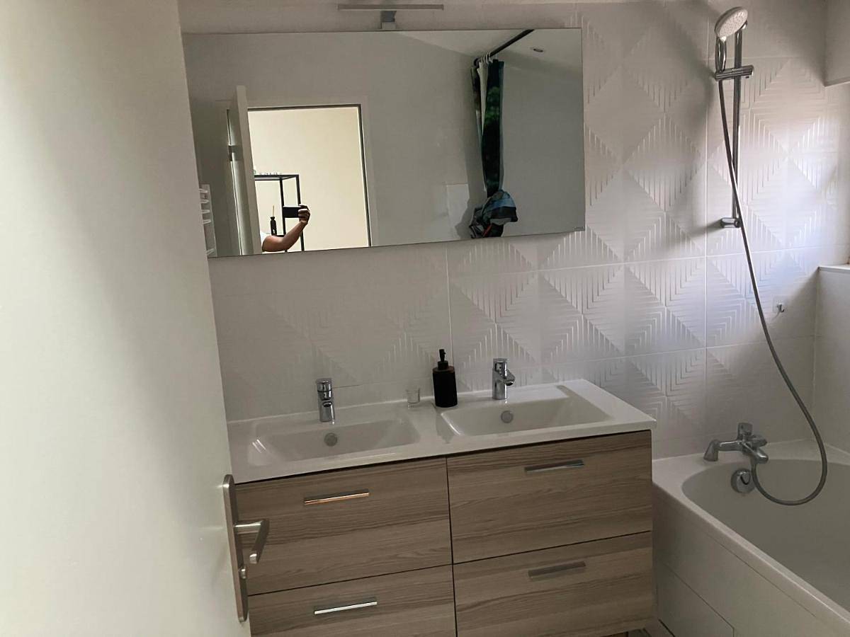 Appartement de vacances entier, Double Room with Shared Bathroom in Saint-Genis-Laval, Lyon et ses environs
