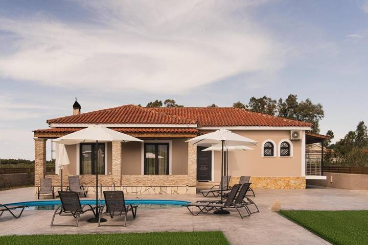 Villa für 10 Personen, mit Ausblick und Pool sowie Terrasse in Kalamaki