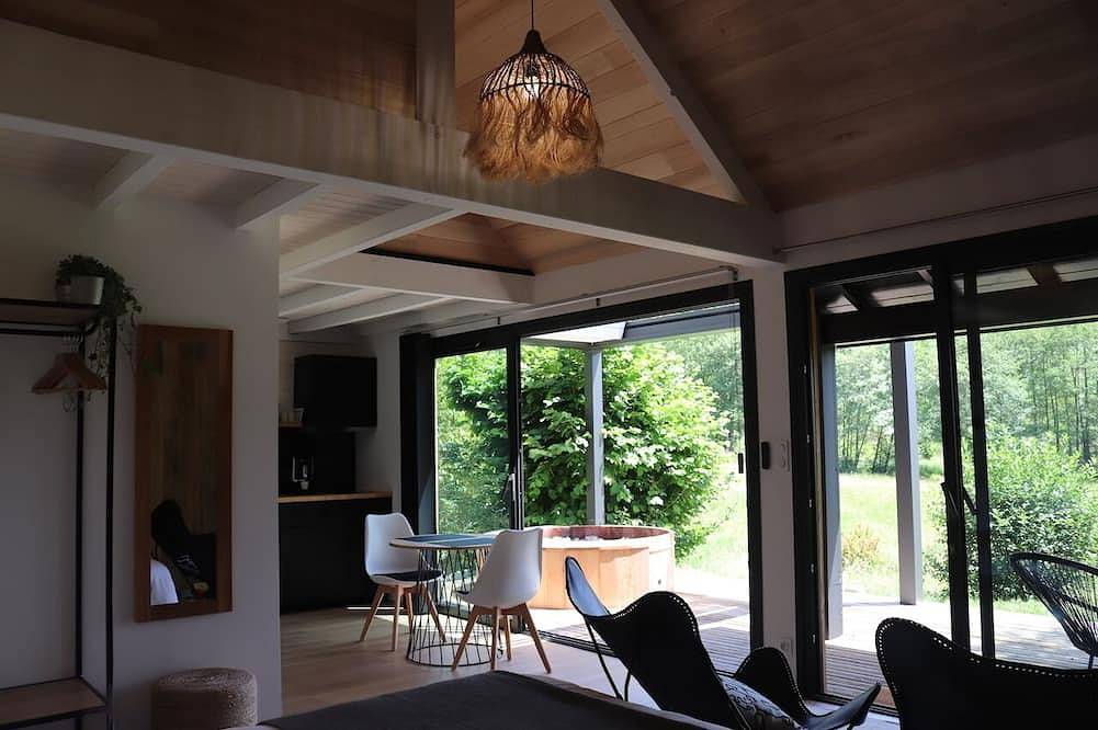 Cabane-Lodge Haut de Gamme avec Spa Privatif vers Lacs D'Auvergne in Champs-sur-Tarentaine-Marchal, Parc naturel régional des Volcans d'Auvergne