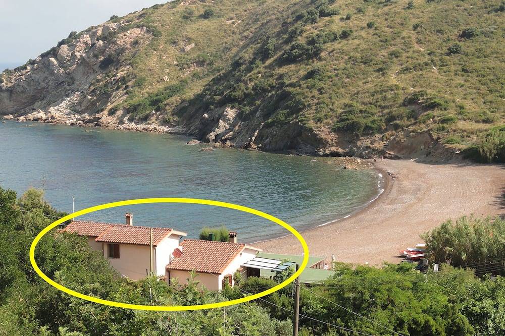 Geheel appartement, 2-Room apartment with terrace overlooking the sea, private parking in Rio nell'Elba, Riotorto