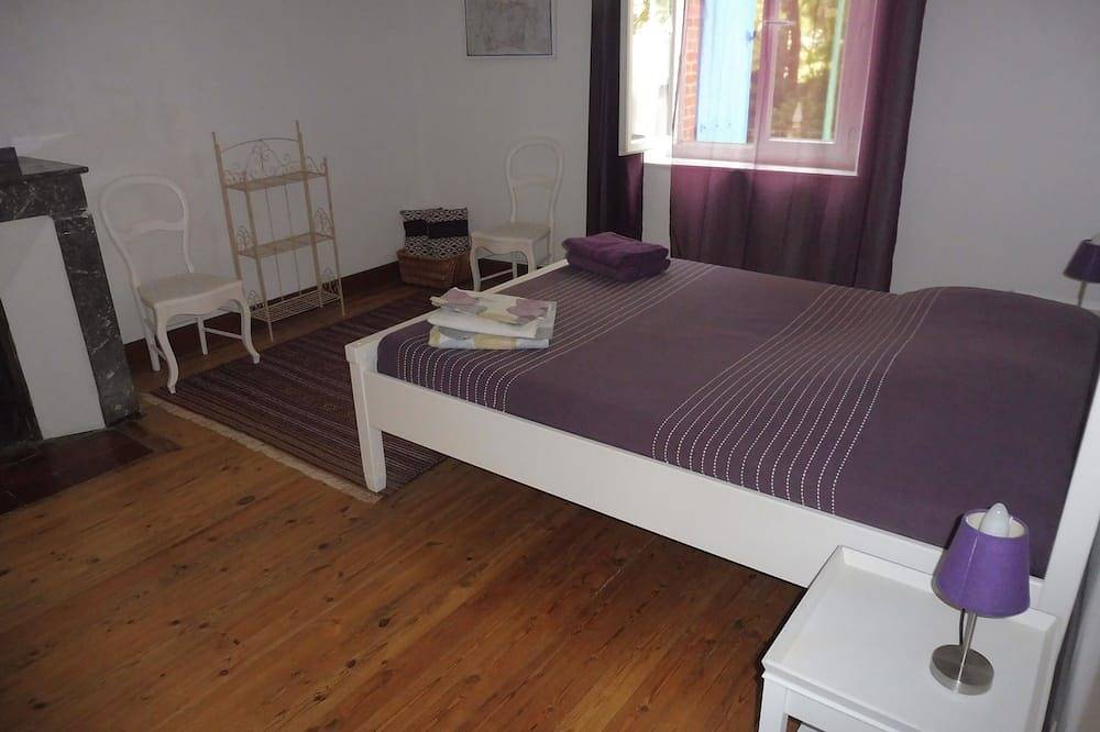 Grande maison de 300 m2 au pied de la Montagne Noire. in Labruguière, Région de Castres