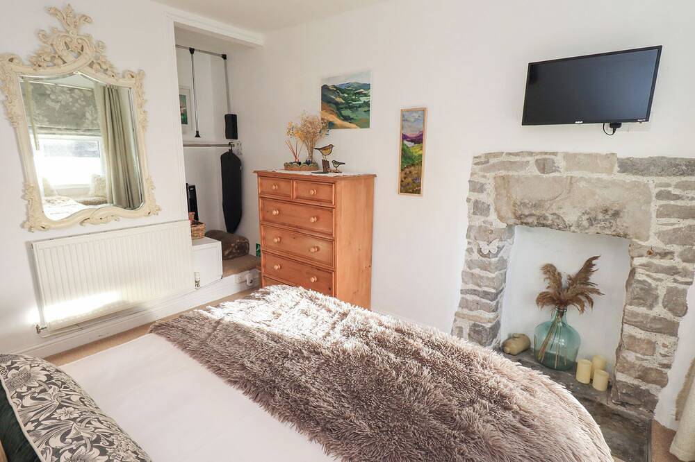 Gosling Cottage, pet friendly, country holiday cottage in Kendal in Kendal, Lake District