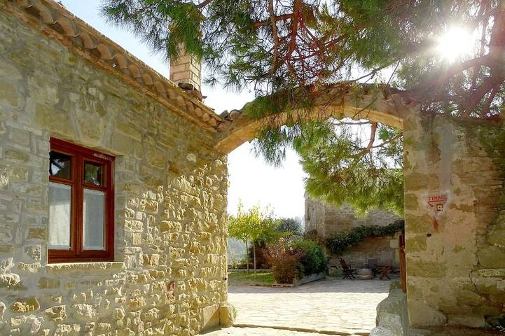 Cottage for 14 people, with garden, with pets in Bages