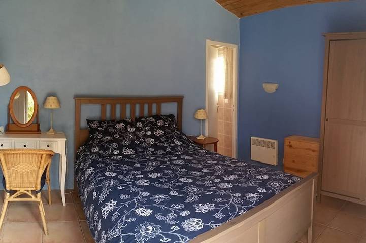 Gîte pour 4 personnes, avec jardin ainsi que piscine et terrasse à Limbrassac - 2