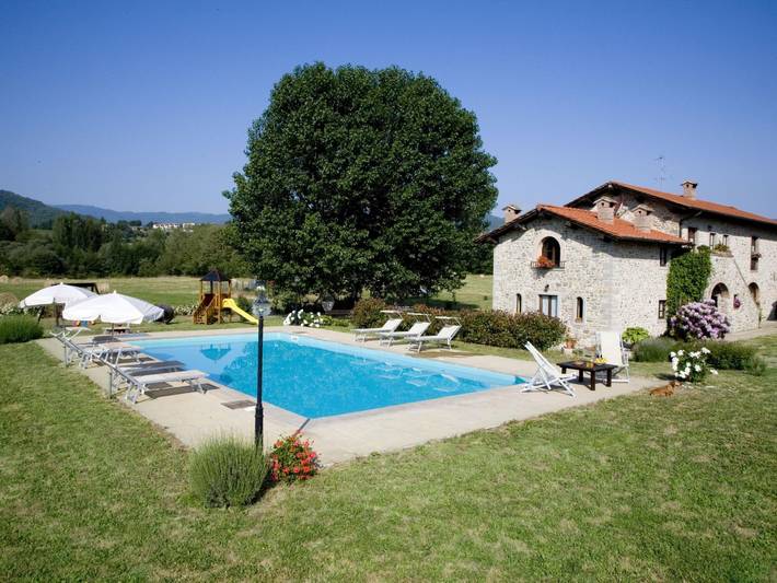 Agriturismo per 9 persone, con Balcone e Terrazza nonché Giardino a Poppi