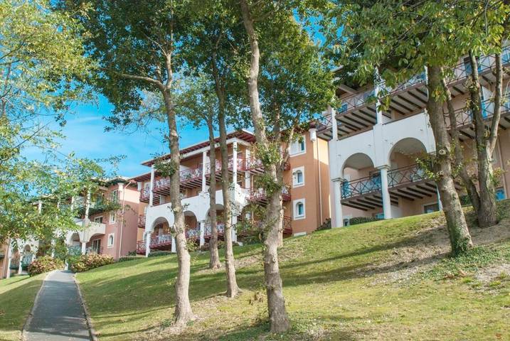 Appart’hôtel pour 2 personnes, avec Terrasse et Jardin ainsi que Bassin pour enfant et Piscine à Ciboure