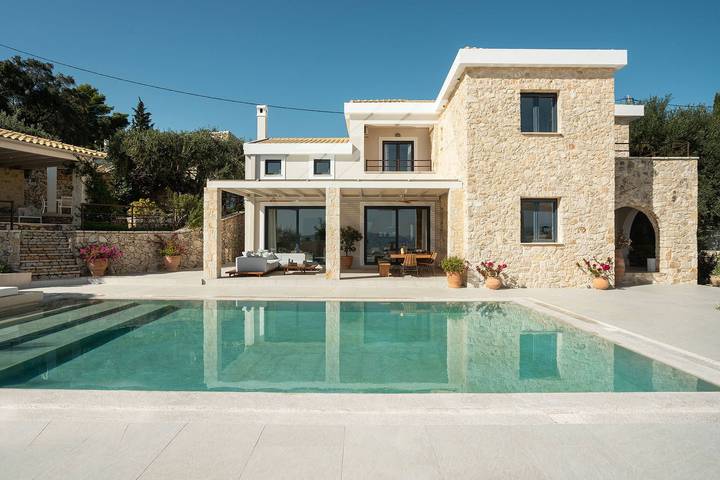 Villa for 14 people, with balcony and garden in Agios Stefanos (Corfu)