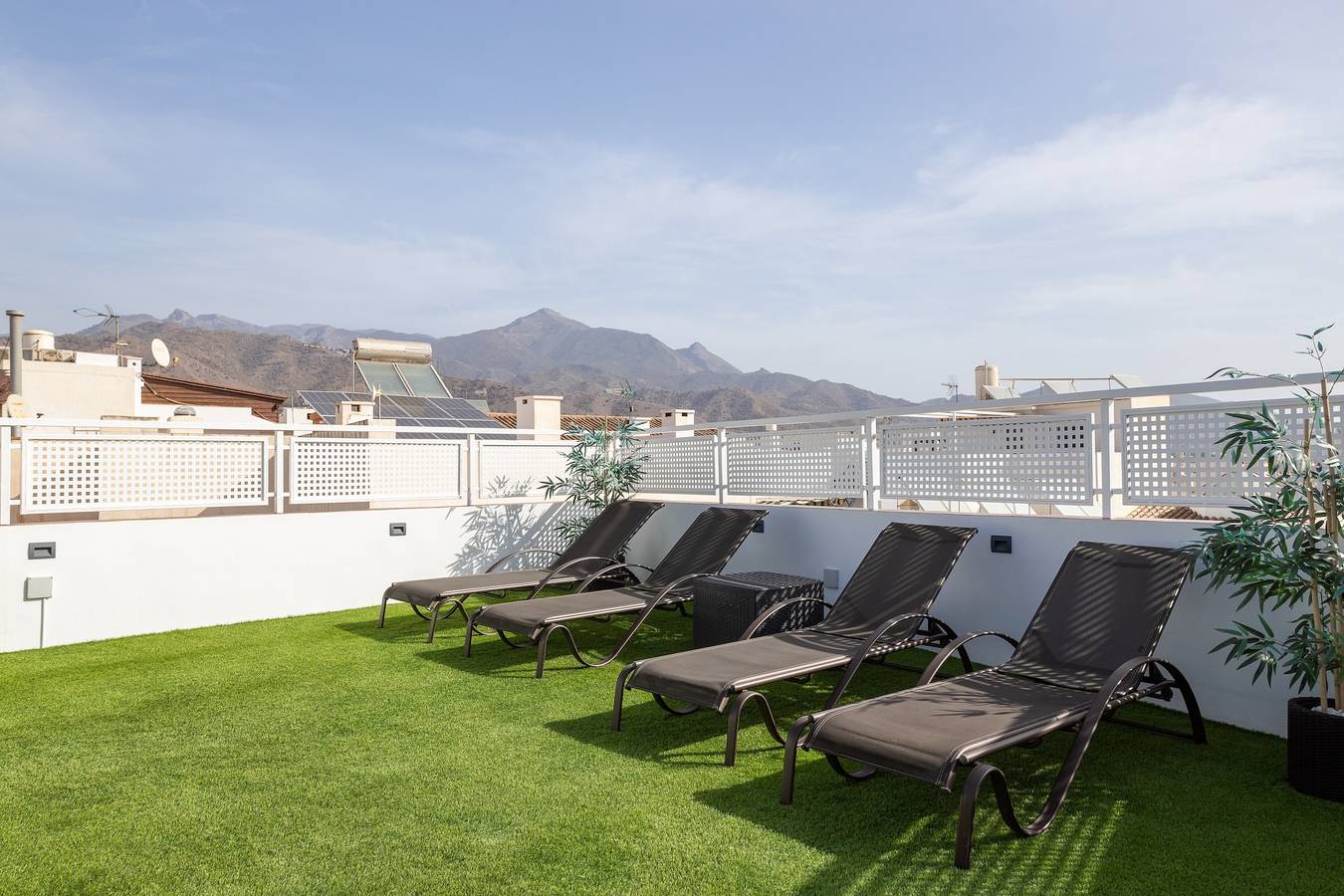 Hel lejlighed, Holiday Apartment 'Terraza Mar y Montaña' with Sea View, 2 Terraces & Wi-Fi in Nerja Centre, Nerja