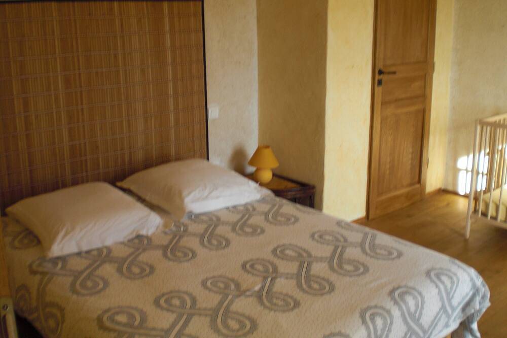Chambres d'hôtes de la colline type suite familiale petit déjeuner compris . in Chenay-le-Châtel, Région de Charolles