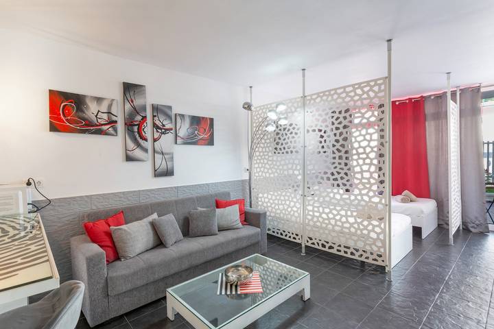Entire studio, Studio 'Estudio Yumbo Playa Del Ingles' with Shared Pool, Wi-Fi, and Air Conditioning in Maspalomas, San Bartolomé de Tirajana