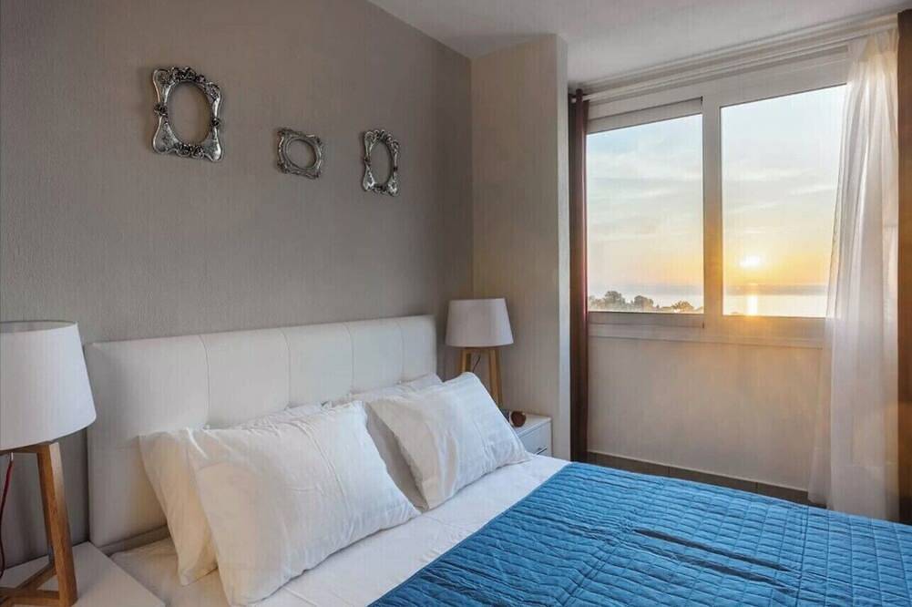 Aegean Breeze Skiathos, a spacious villa with pool and magnificent sea view in Sporaden