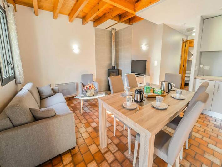 Gîte pour 6 personnes, avec piscine et terrasse, adapté aux familles à Le Malzieu-Ville - 4