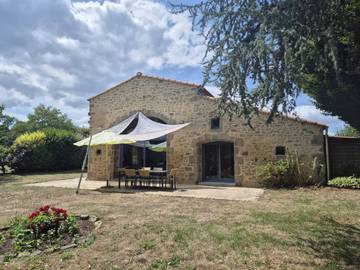 Gîte pour 6 personnes, avec terrasse ainsi que jardin et piscine en Vendée