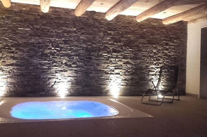 Gîte pour 9 personnes, avec jardin et terrasse ainsi que jacuzzi et sauna