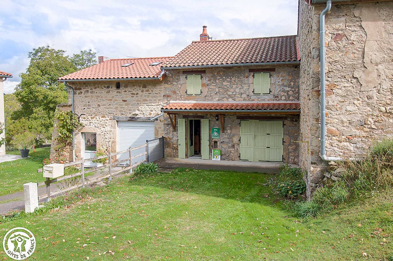 Gîte de charme de 70m2 avec parking, jardin et internet - 2.5km de Valz-sous-Châteauneuf in Saint-Jean-Saint-Gervais, Région de Besse-et-Saint-Anastaise