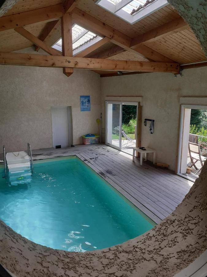 Gîte pour 4 personnes, avec Terrasse ainsi que Piscine et Vue à Montromant
