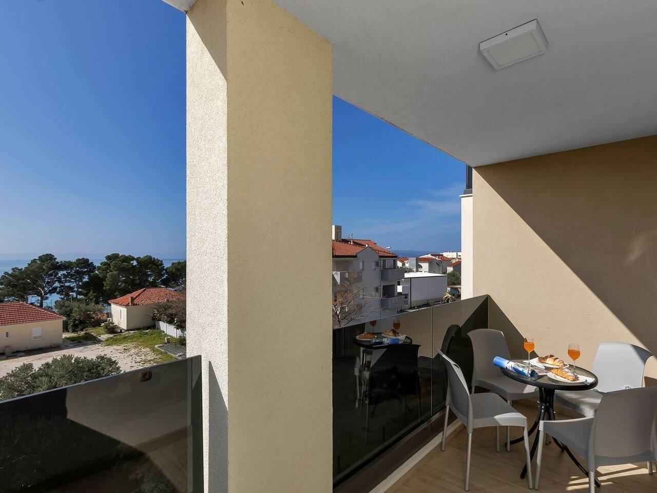 Appartement entier, Apartment Hrvoje - nur 50m bis zum Meer in Promajna, Makarska riviera