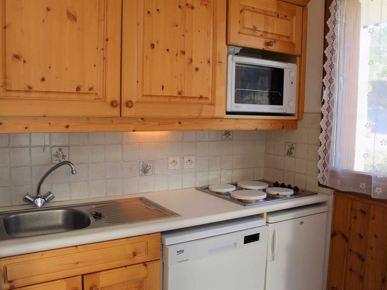Entire apartment, Cozy 2-Bedroom Apartment in Vars Les Claux, 100m from Slopes and Shops in Vars, Briançon region