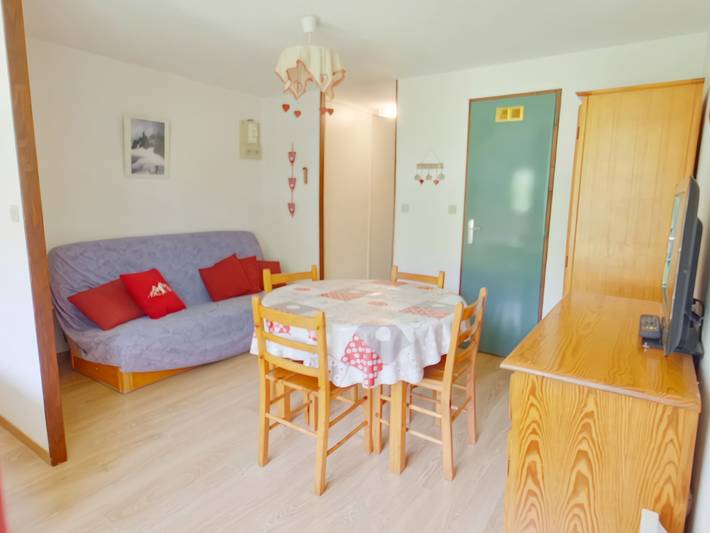 Ganze Wohnung, Helles Studio mit Loggia in der Nähe des Dorfes Les Rousses in Les Rousses, Regionaler Naturpark Hochjura