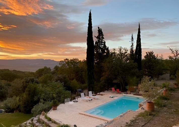 Gîte pour 8 personnes, avec piscine ainsi que jardin et terrasse à Belcodène