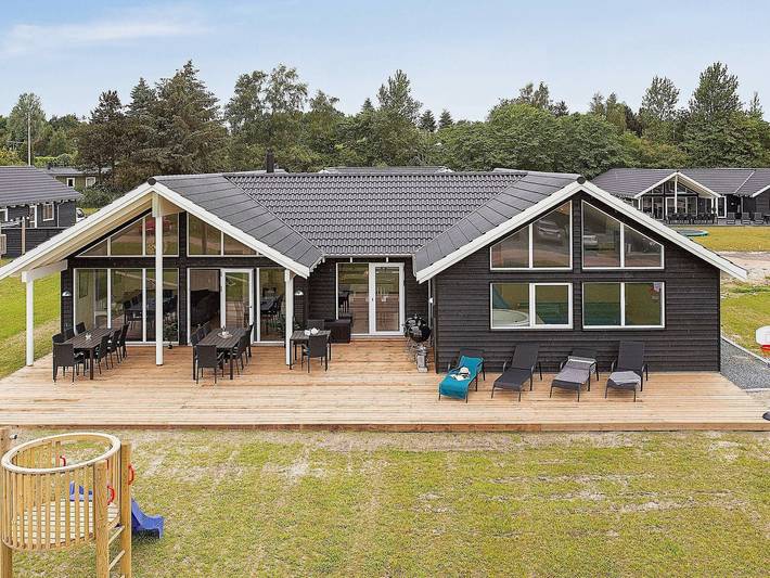 Ferieudlejning for 16 personer, med jacuzzi og sauna såvel som terrasse og pool, husdyr tilladt i Vejby