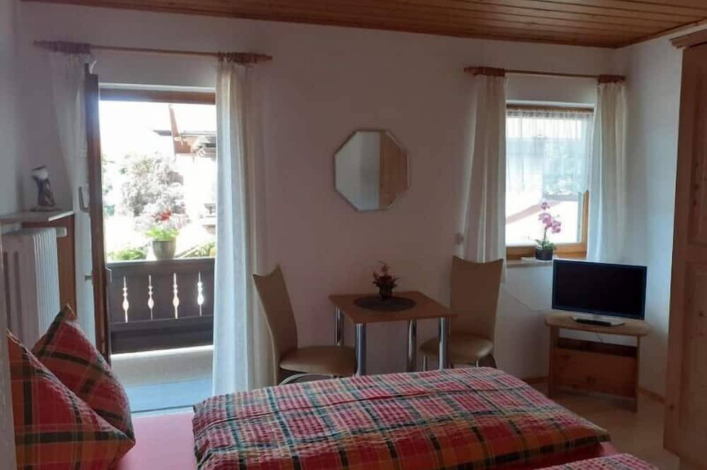 Ganze Wohnung, Ein-Raum-Ferienwohnung 18qm, Dusche/Wc, Küche, Balkon in Reit im Winkl, Bayerische Alpen