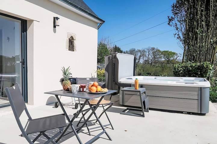 Gîte pour 2 personnes, avec jardin et jacuzzi à Plonéour-Lanvern