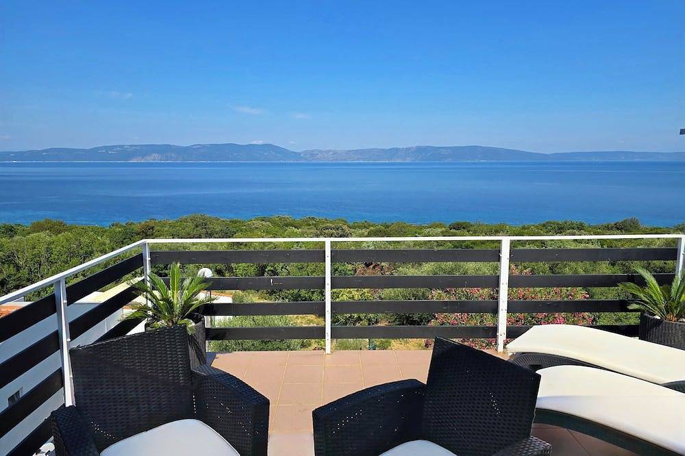 Ganze Wohnung, Apartment Mit Grosse Terrasse Und Herrlichem Meerblick, 300m Vom Strand + Ps 4 in Raša, Ostküste Istrien