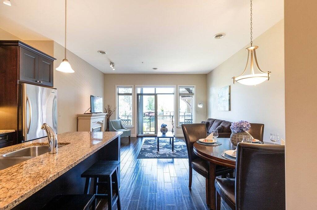 Ganze Wohnung, Barona Strand Lakefront Condo in West Kelowna, Crystal Mountain