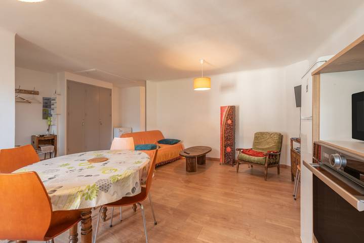 Entire apartment, Apartment 'Gîte Au Coeur D'Arreau' with Mountain View and Balcony in Arreau, French Pyrenees