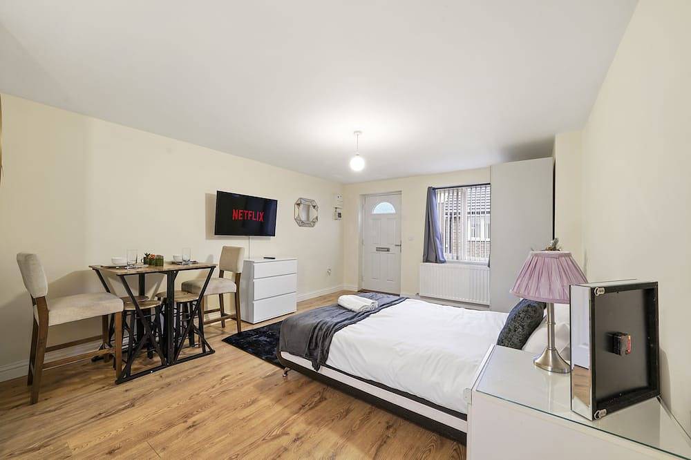 Entire apartment, Lt Properties Lovely Studio Apartment in Luton, Chiltern Hills