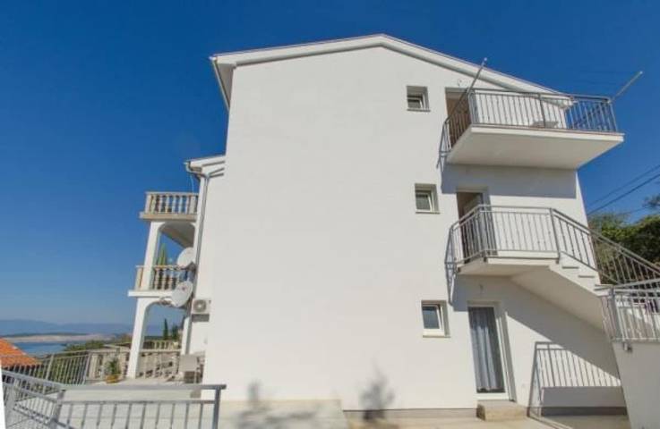 Ferienwohnung für 2 Personen, mit Terrasse und Pool in Dramalj