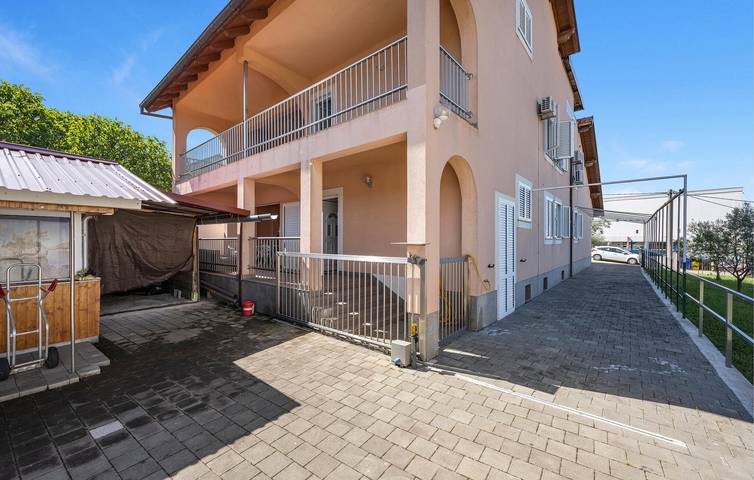 Ganze Ferienwohnung, Modernes Apartment mit Pool, Küche und WLAN in der Nähe des Visovačko-Sees in Skradin, Šibenik-Knin