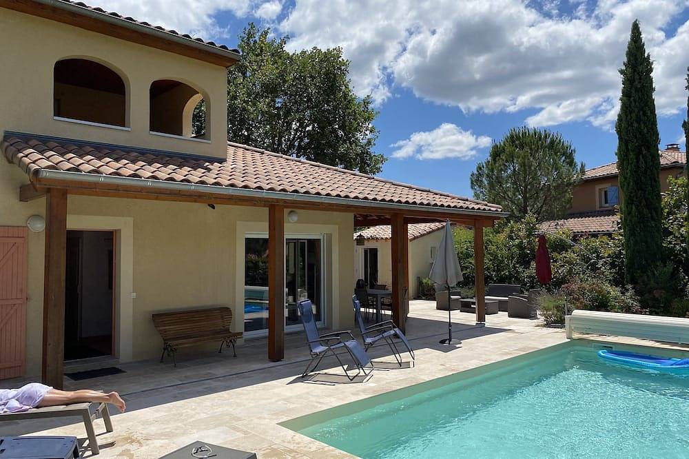 Comfortable air-conditioned villa with private heated pool in private residence. in Vallon-Pont-d'Arc, Ardèche
